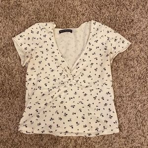 brandy melville gina top, purple and navy floral on white, v neck